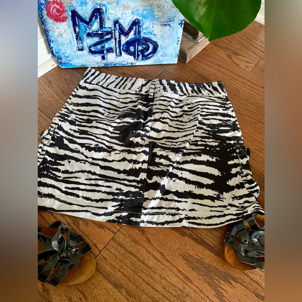 A/X (Armani EXCHANGE) Size 4 Zebra Animal print Black & White Cargo Mini